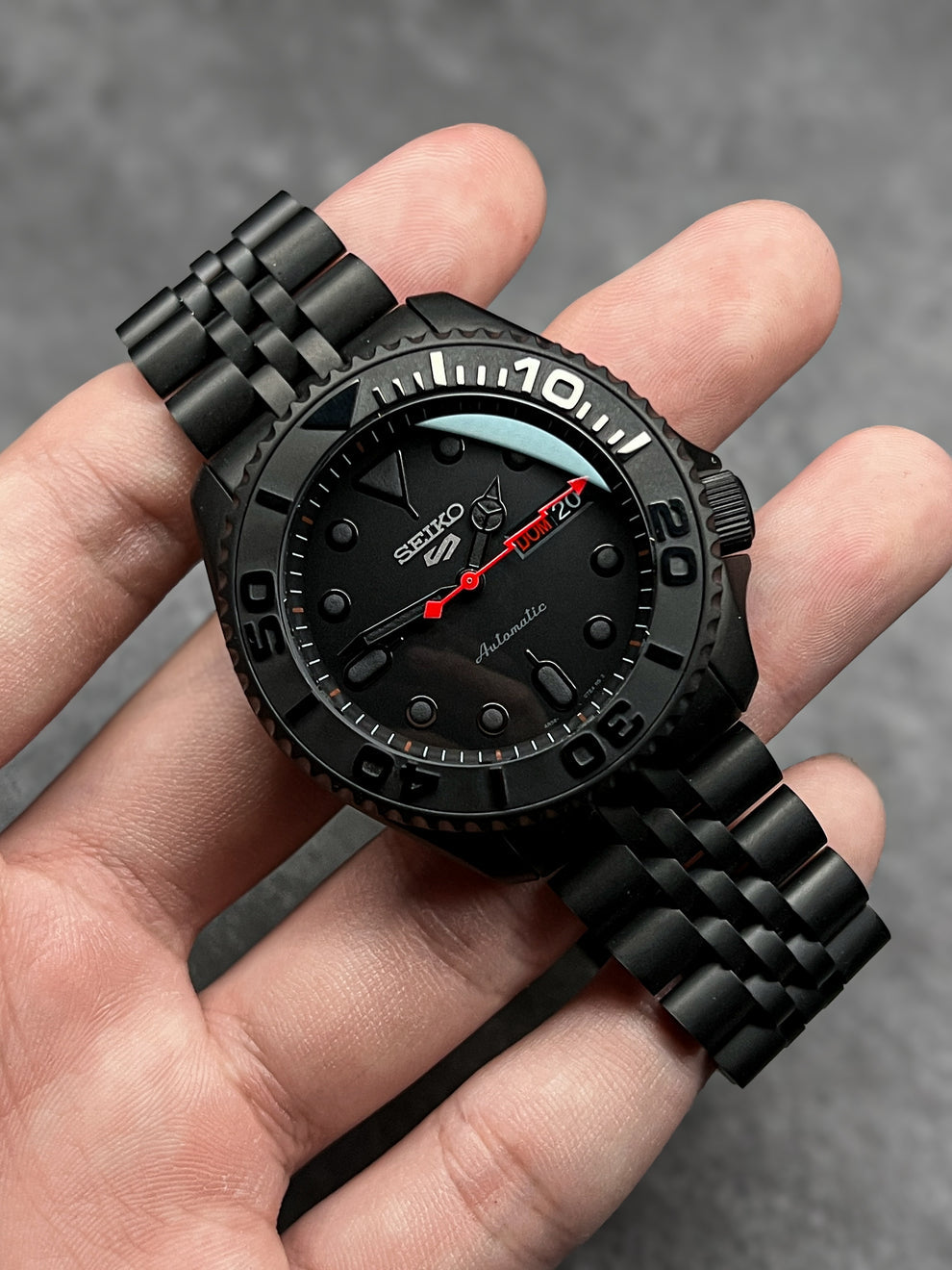 Seiko 5 “Full Blackout Red” Custom Diver Mod – Automatic Day-Date on Matte Jubilee