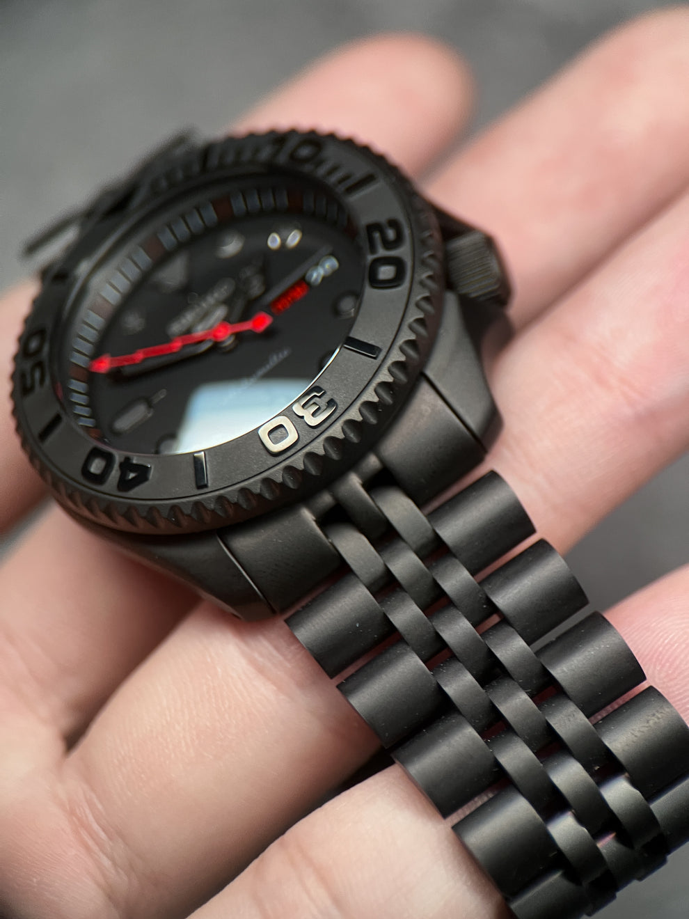 Seiko 5 “Full Blackout Red” Custom Diver Mod – Automatic Day-Date on Matte Jubilee